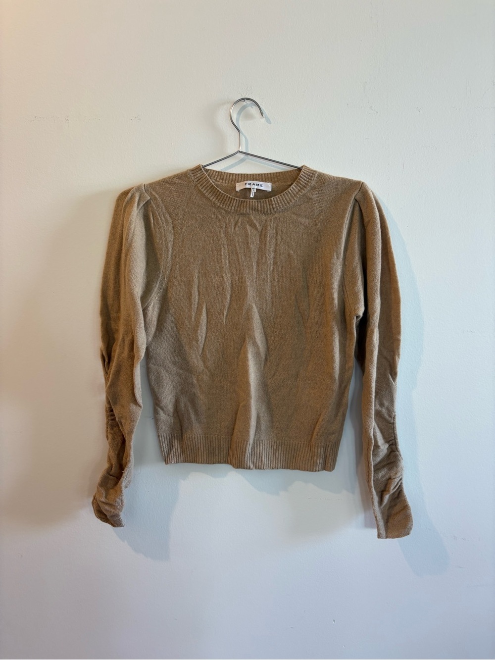 Frame Denim Puff-Sleeve Crewneck Sweater in Camel Brown
